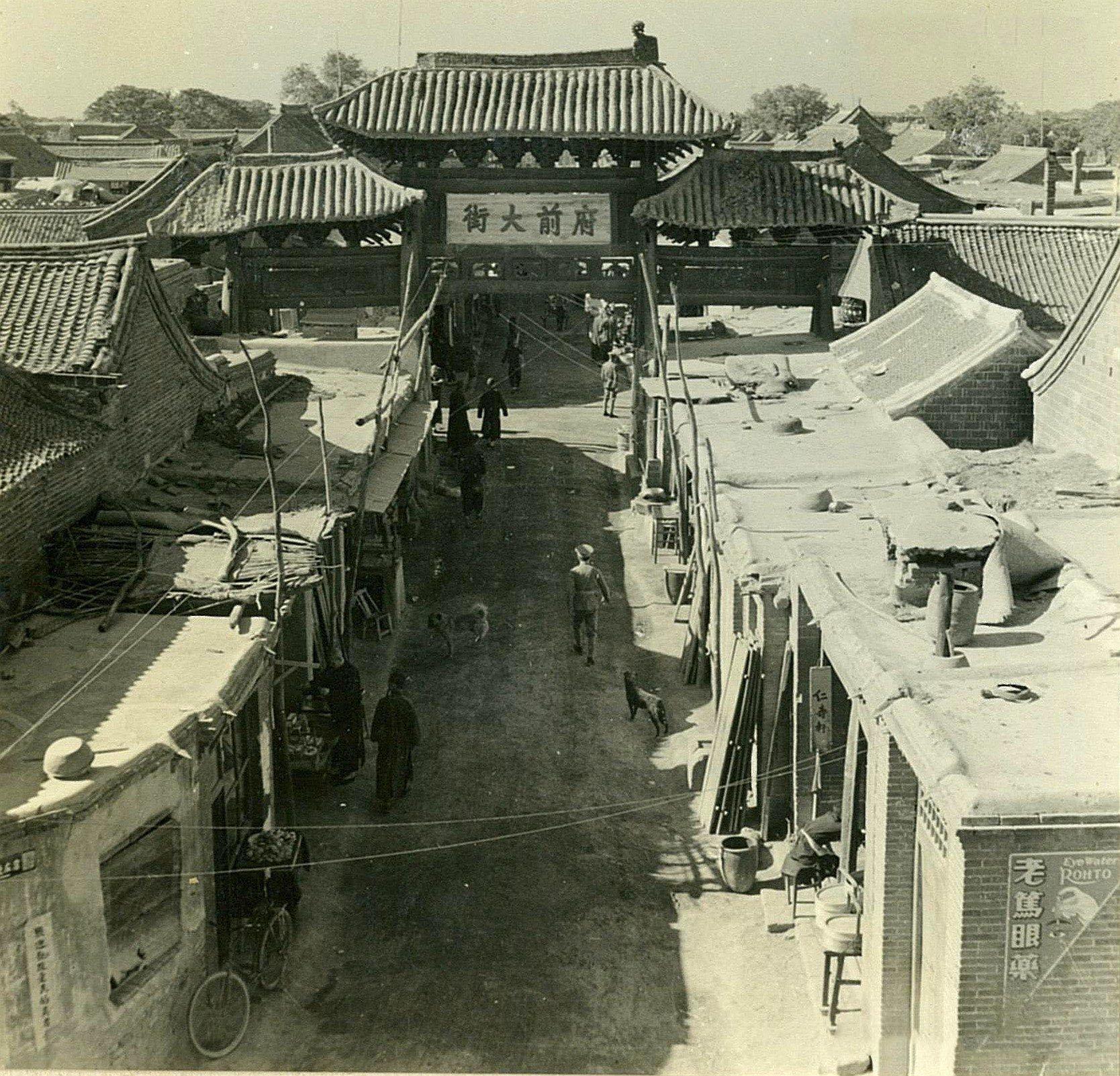 月光下的邢台古城戏台，沧桑老人角色的沉思与传承